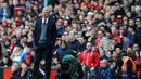 Manajer Arsenal Arsene Wenger melihat pemainnya bertanding melawan Manchester United saat pertandingan Liga Inggris di stadion Old Trafford di Manchester (29/4). (AP Photo / Rui Vieira)