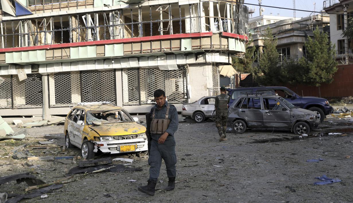 Seorang petugas keamanan Afghanistan berjalan di sekitar puing-puing setelah serangan di Kabul, Afghanistan, Rabu (4/8/2021). Ledakan kuat mengguncang lingkungan kelas atas ibukota Afghanistan yang diduga menargetkan pejabat menteri pertahanan negara itu. (AP Photo/Rahmat Gul)