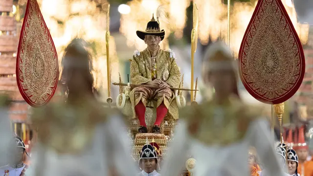 Resmi Dilantik, Raja Baru Thailand Diarak Keliling Kota Bangkok