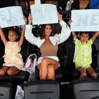 Chrissy Teigen bersama putrinya Luna (kiri) dan Miles (kanan) memberikan dukungan untuk Simone Biles di Olimpiade Paris 2024. [Foto: Instagram/chrissyteigen]