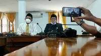 Anggota DPRD Blora HM Warsit dengan didampingi Wakil Ketua DPRD Blora Siswanto  ketika diwawancai sejumlah awak media. (Liputan6.com/Ahmad Adirin)