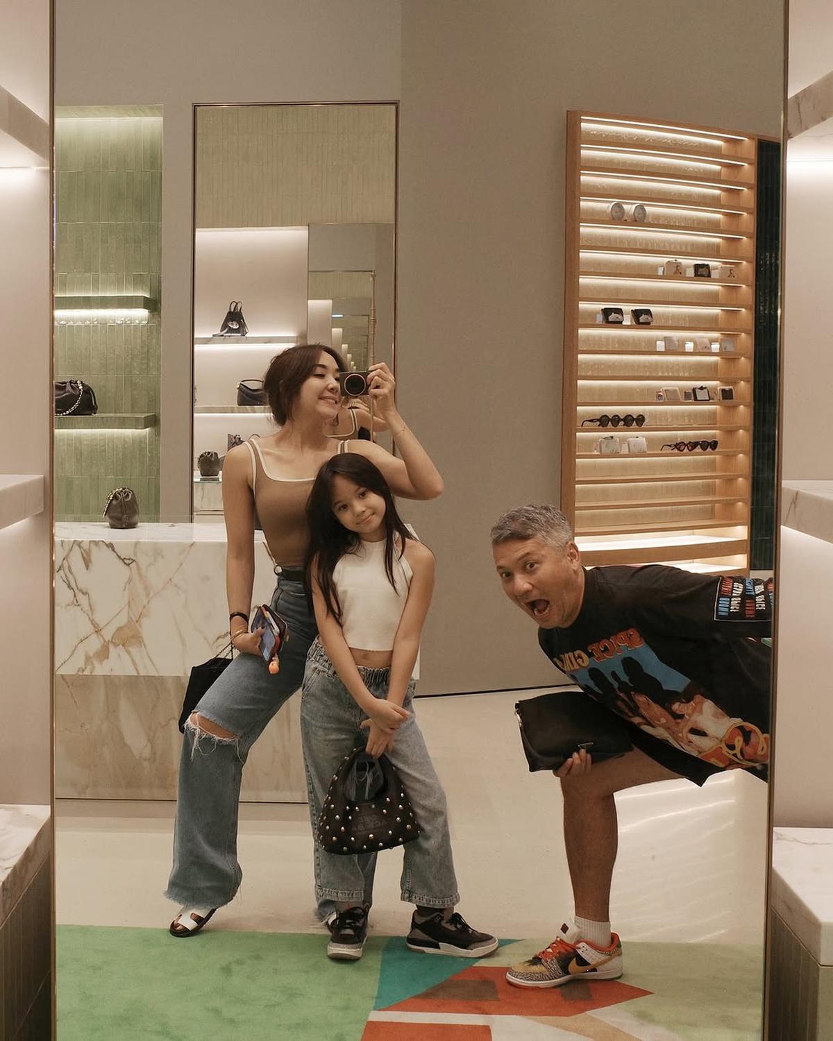 Potret Gading Marten Habiskan Weekend Bareng Gisel dan Gempi, Kekompakannya Dipuji Netizen