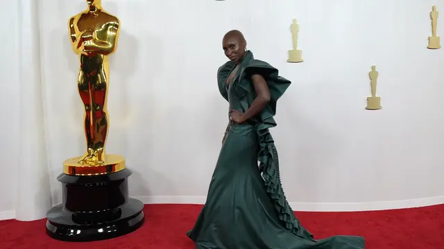 9 Busana Aktris Terbaik di Karpet Merah Oscar 2024, dari Gaun Aquamarine Emma Stone hingga Pin Dukung Gaza Billie Eilish