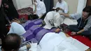 Jenazah musisi senior Deddy Dores disemayamkan di rumah duka Jl. Kasuari 11 no.18, Bintaro Jaya sektor 9, Tangerang, Selasa (17/5). Deddy Dores dikabarkan meninggal akibat penyakit jantung di Rumah Sakit Internasional Bintaro. (Liputan6.com/Andi Jatmiko)