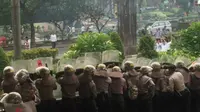 Aksi Lempar Telur Busuk dan Bakar Ban Warnai Demo Ricuh di KPK