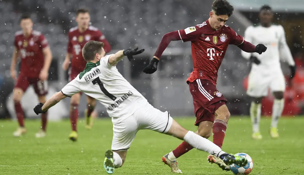 Penyerang Bayern Munchen Lucas Copado berebut bola dengan penyerang Borussia Monchengladbach, Patrick Herrmann pada laga pekan ke-18 Bundesliga di Allianz Arena, Sabtu (8/1/2022) dini hari WIB. Bayern Munchen dipermalukan di kandang sendiri 1-2. (AP Photo/Andreas Schaad)