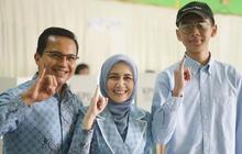 Potret Cabup Sahrul Gunawan dan Istri Kompak Pakai Batik Biru & Pose Jari Bertinta Usai Nyoblos