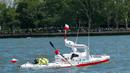 Aleksander Doba mengayuh kayaknya dengan latar belakang Patung Liberty, New York, Minggu (29/5). Rencananya ia akan mendayaung kayak dari New York ke Lisbon, Portugal. (AFP Photo/Eduardo Munoz)