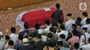 Jenazah Ketua Dewan Pers dan Guru Besar UIN Jakarta Prof Azyumardi Azra saat disalatkan di UIN Jakarta, Selasa (20/9/2022). Usai disalatkan jenazah Azyumardi akan dimakamkan di Taman Makam Pahlawan (TMP) Kalibata, Jakarta pukul 09.00 WIB. (Liputan6.com/Angga Yuniar)