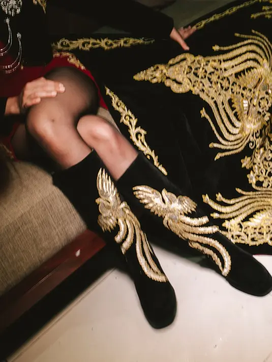 Belum lagi berbagai aksesori yang digunakannya, seperti head pieces emas seperti halo yang menambah nuansa magis pada keseluruhan penampilannya. [Foto: Instagram/maudyayunda]