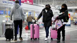 Wisatawan tiba untuk penerbangan di Bandara Internasional O'Hare di Chicago, Illinois pada 16 Maret 2021. Administrasi Keamanan Transportasi menyaring lebih dari 1,34 juta pelancong pada 12 Maret, jumlah tertinggi sejak dimulainya pandemi virus corona COVID-19. (Scott Olson/Getty Images/AFP)