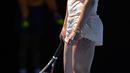 Petenis Ukraina, Elina Svitolina bereaksi setelah kehilangan poin saat bertanding melawan petenis Belgia Elise, Mertens di Australia Terbuka 2018, Selasa (23/1). Petenis cantik ini menarik perhatian karena tato di paha kiri seksinya. (AP/Dita Alangkara)