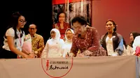 Mantan Presiden Megawati Soekarnoputri saat menghadiri peringatan Hari Perempuan Internasional di TIM, Jakarta, Minggu (83/2015) (Liputan6.com/Helmi Fithriansyah))