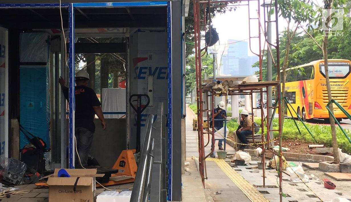 Pekerja menyelesaikan pembangunan lift pada jembatan penyeberangan orang di kawasan Senayan, Jakarta, Senin (13/5). Pembangunan lift pada tiga JPO yang berada di Jalan Sudirman itu bertujuan meningkatkan kenyamanan kepada warga dan ditargetkan rampung akhir bulan ini.(Liputan6.com/Immanuel Antonius)