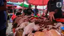 Harga daging ayam ras dijual Rp38.590 per kilogram. (Liputan6.com/Angga Yuniar)