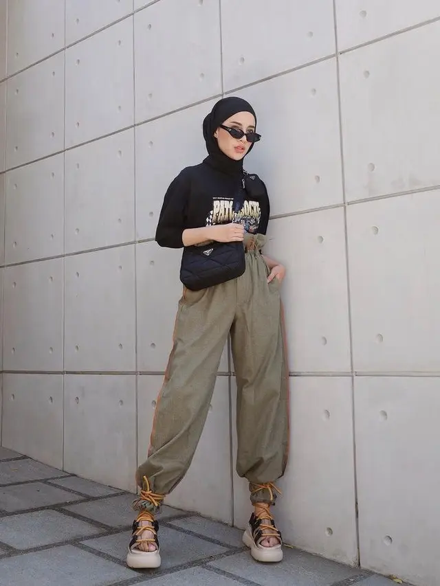 10 Ide Padu Padan Outfit Hijab dengan Jogger Pants, Chic dan Stylish