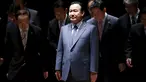 PM Korsel, Lee Wan Koo bersiap berfoto bersama anggota kabinetnya disela upacara perpisahannya di kompleks Pemerintah, Seoul, Senin (27/4/2015). Lee Wan Koo memohon maaf atas skandal terbaru yang melibatkan dirinya. (REUTERS/Kim Hong-Ji)