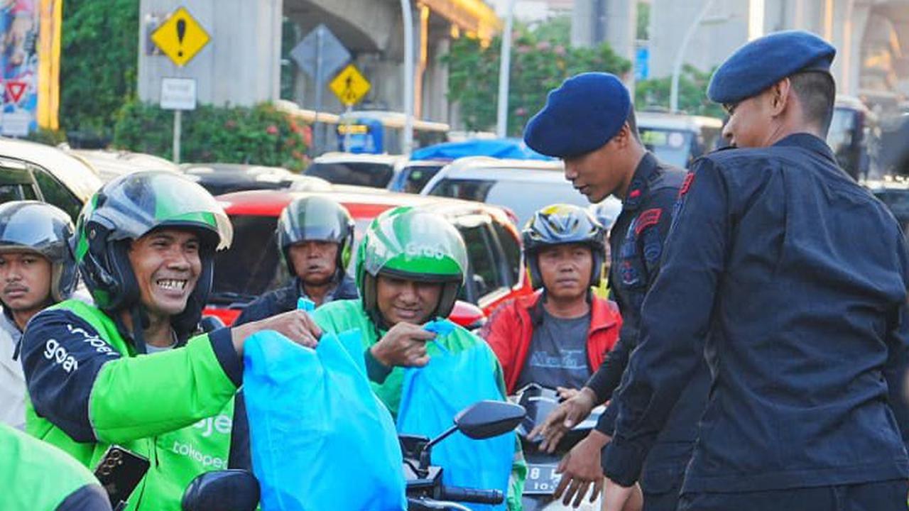 Buruh KSPSI dan Polri Gelar Bakti Sosial