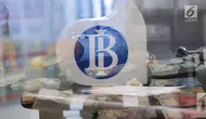 Karyawan menghitung uang kertas rupiah yang rusak di tempat penukaran uang rusak di Gedung Bank Indonessia, Jakarta (4/4). Selain itu BI juga meminta masyarakat agar menukarkan uang yang sudah tidak layar edar. (Merdeka.com/Arie Basuki)
