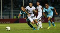 Duel Persela vs Tira Persikabo di Stadion Surajaya, Lamongan, Minggu (25/8/2019). (Bola.com/Aditya Wany)