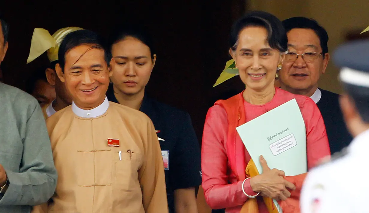 Presiden Myanmar yang baru terpilih Win Myint dan pemimpin Myanmar Aung San Suu Kyi meninggalkan gedung parlemen di Naypyitaw, Rabu (28/3). Sekutu dekat Aung San Suu Kyi ini telah terpilih sebagai presiden baru Myanmar oleh parlemen. (AP/Aung Shine Oo)