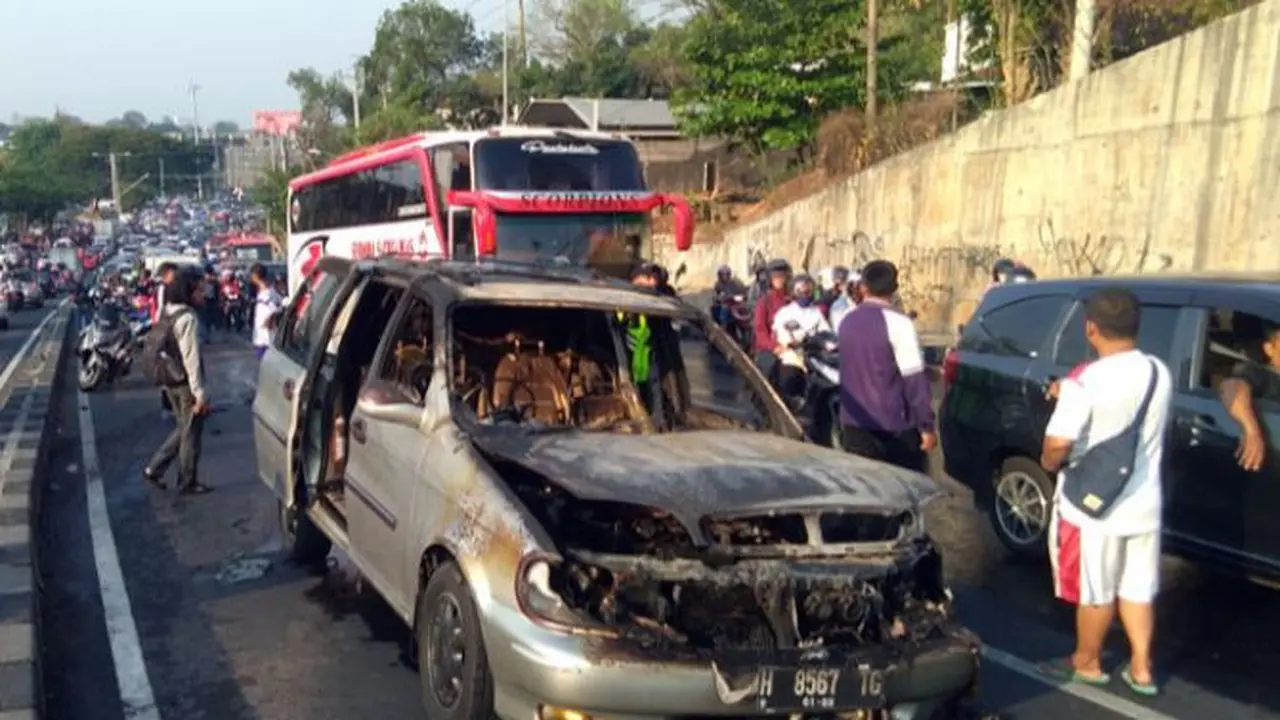 Minibus Mogok Terbakar, Pemiliknya Tewas Tertabrak di Semarang