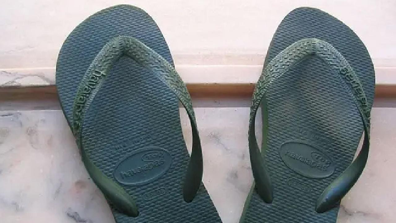 Ilustrasi sandal jepit. (Public Domain)