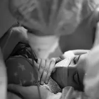 "Pas mulai (operasi) gue ngelihat, gue ngelihat prosesnya. Gue lihat Kia, bingung mau ngomong apa kan, ngajak ngobrol aja tapi kagok sebenernya. Alhamdulillah prosesnya cepat," lanjutnya. (Instagram/irwansyah_15)