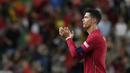 Pemain Portugal Cristiano Ronaldo memberi tepuk tangan kepada para penggemar usai melawan Republik Ceko pada pertandingan sepak bola UEFA Nations League di Stadion Jose Alvalade, Lisbon, Portugal, 9 Juni 2022. Portugal menang 2-0. (AP Photo/Armando Franca)