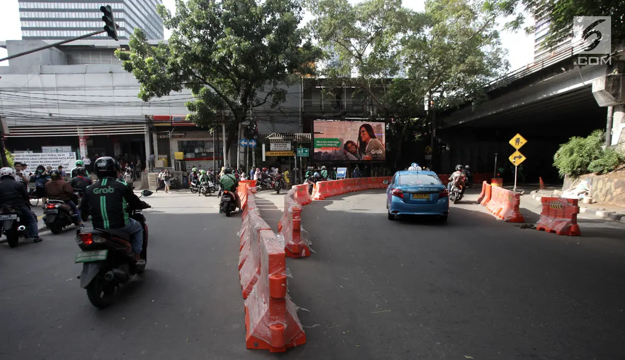 Kendaraan melintas di  Jalan Blora, Jakarta, saat uji coba rekayasa lalu lintas, Rabu (10/1). Rekayasa lalu lintas ini meliputi Jalan Kendal, Tanjung Karang dan Blora yang hanya dapat melaju satu arah ke Stasiun Sudirman Baru. (Liputan6.com/Arya Manggala)