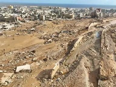 Pemandangan Kota Derna, Libya, Selasa (12/9/2023). Badai Daniel menyebabkan banjir dahsyat seperti tsunamin di Libya. (AP Photo/Jamal Alkomaty)