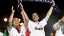  Pemain Real Madrid Ruud Van Nistelrooy (kanan) bersama Fabio Cannavaro (kiri) merayakan gelar Liga Spanyol ke-31 di Madrid, Spanyol, Sabtu (5/5/2008) (EPA/Javier Lizon)