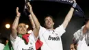  Pemain Real Madrid Ruud Van Nistelrooy (kanan) bersama Fabio Cannavaro (kiri) merayakan gelar Liga Spanyol ke-31 di Madrid, Spanyol, Sabtu (5/5/2008) (EPA/Javier Lizon)