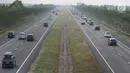 Sejumlah kendaraan melintasi Jalan Tol Cipali di kawasan Majalengka, Jawa Barat, Sabtu (8/7). Diberlakukannya sistem satu arah atau one way menyebabkan jalur Trans Jawa dari arah Palimanan menuju Cikampek ramai lancar pada H+3 Lebaran. (Liputan6.com/Immanuel Antonius)
