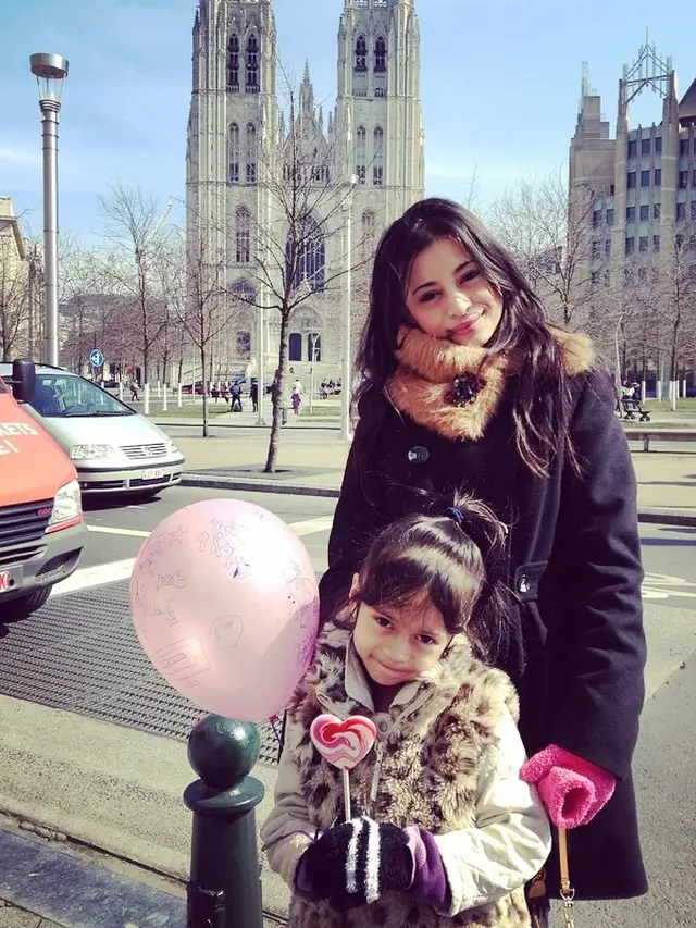 Tinggal di London, Ini 7 Potret Angie Virgin dan Anak Sulungnya
