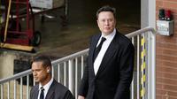 Elon Musk (kanan) berjalan dari pusat peradilan di Wilmington, Delaware, Amerika Serikat, Senin (12/7/2021). Elon Musk terancam denda USD 2 miliar atau sekitar Rp 29 triliun (asumsi Rp 14.502 per dolar Amerika Serikat). (AP Photo/Matt Rourke)