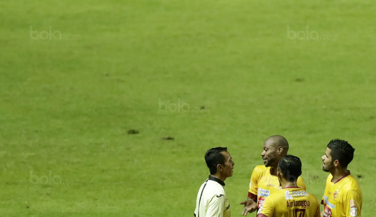 Pemain Sriwijaya FC, Hilton Moreira dan Airlangga, melakukan protes kepada wasit saat melawan PS TNI pada laga Liga 1 Indonesia di Stadion Pakansari, Bogor, Rabu, (25/10/2017). PS TNI menang 2-1 atas Sriwijaya FC. (Bola.com/M Iqbal Ichsan)