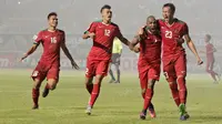 Pemain Timnas Indonesia merayakan gol yang dicetak oleh Hansamu Yama dalam final leg pertama Piala AFF 2016 antara Indonesia vs Thailand di Stadion Pakansari, Cibinong, Jawa Barat, Rabu (14/12/2016).  (Bola.com/Peksi Cahyo)