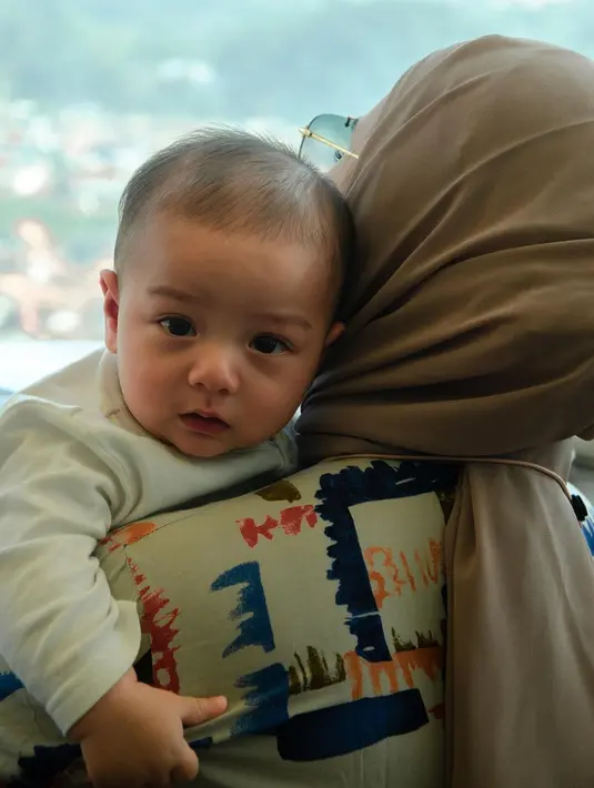 "Sekarang dia semakin banyak mengerti begitu ya. Jadi kayak yang tadinya cuma bisa tidur, rasa lapar, tapi dia udah rasa capek, kesal, itu mulai berekspresi," lanjutnya kemudian. (Instagram/_irishbella_)