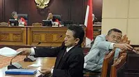 Bibit Samad Rianto (kanan) dan Chandra Hamzah (kiri) selaku para pemohon prinsipal mengikuti sidang perdana uji materi UU Nomor 30 Tahun 2002 tentang KPK di gedung MK, Jakarta.(Antara)