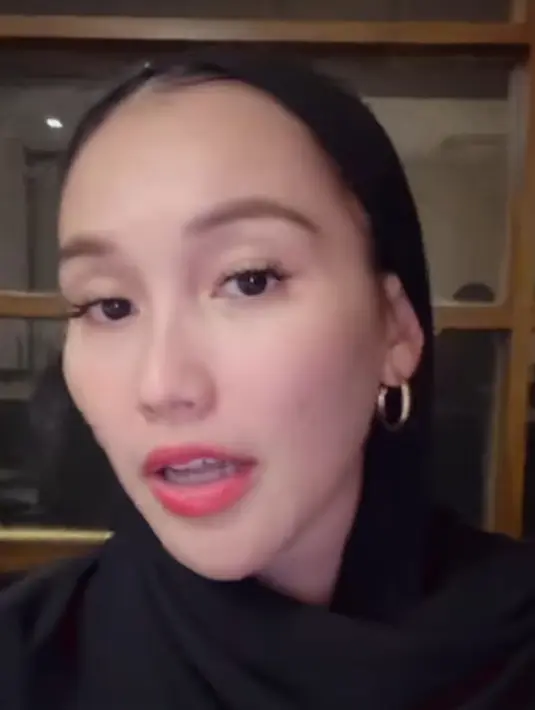 Meski nyaris tanpa makeup, tampilan glowing Ayu Ting-Ting tuai pujian. Ia hanya memulas lip tint dan mengarsir alis [@ayutingting92]