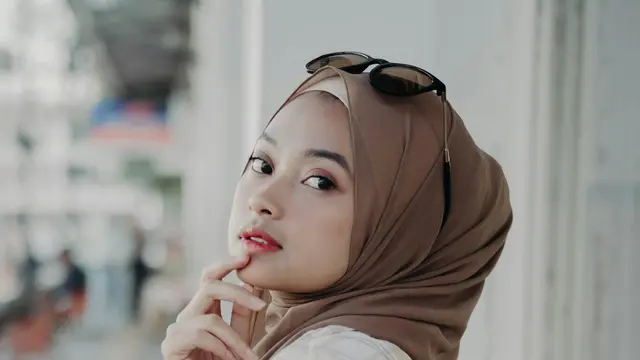 7 Tren Warna Baju Lebaran 2025, dari Natural hingga Bold yang Simpel dan Stylish. (pexels.com/Muhammad Gibran)
