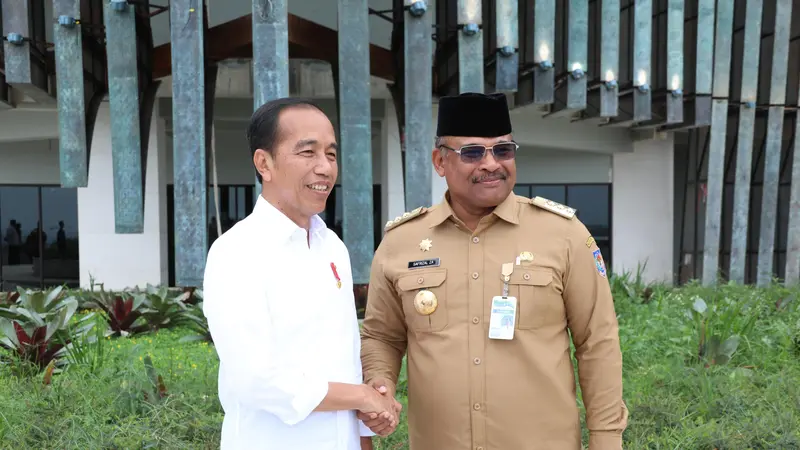 Pj Gubernur Bangka Belitung Syafrizal saat bertemu dengan Presiden Jokowi di Ibu Kota Negara (IKN) Nusantara  di sela-sela pertemuan Jokowi dengan seluruh kepala daerah. (Istimewa)