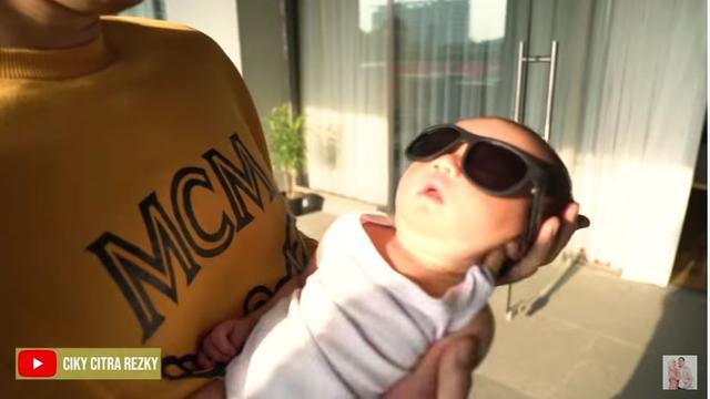 6 Potret Baby Keene Atharrazka Berjemur Pakai Kacamata, Bikin Gemas