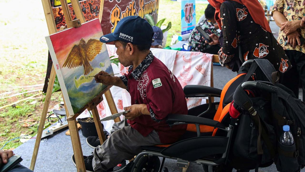 FOTO: Hari Disabilitas Internasional, Penyandang Difabel Pamerkan Kreasi dan Bakat di Taman Ismail Marzuki