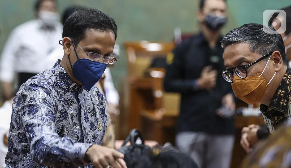 <p>Mendikbud Nadiem Makarim (kiri) saat rapat kerja dengan Komisi X DPR di Kompleks Parlemen Senayan, Jakarta, Senin (16/11/2020). Rapat membahas evaluasi program belajar dari rumah terkait subsidi kuota internet serta isu-isu kesiapan rekrutmen guru honorer tahun 2021. (Liputan6.com/Johan Tallo)</p>