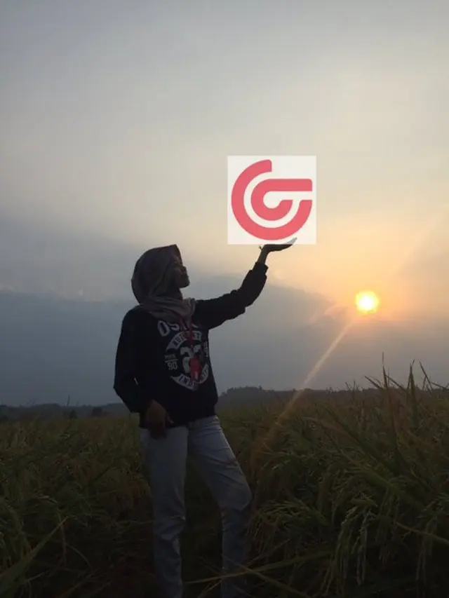 Hasil Edit Foto Pegang Matahari oleh Warganet