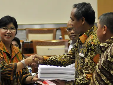 Ketua Panitia Seleksi Calon Pimpinan KPK (Pansel Capim KPK) Destry Damayanti (kiri) menyerahkan dokumen Rekam Jejak Calon Pimpinan KPK kepada Komisi III di Kompleks Parlemen Senayan, Jakarta, Senin (23/11). (Liputan6.com/Johan Tallo)