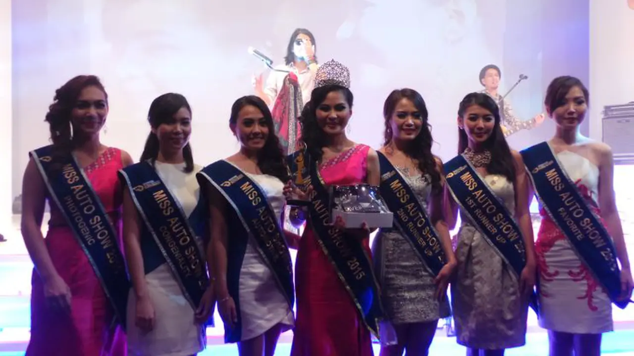 Senyum Semringah Tujuh Bidadari GIIAS 2015