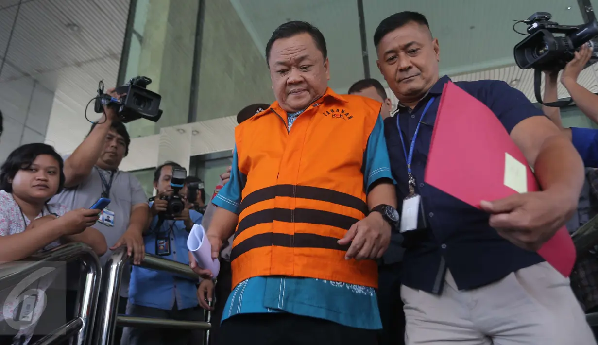 Deputi Bidang Informasi Hukum dan Kerja sama Badan keamanan laut (Bakamla), Eko Susilo Hadi saat dikawal petugas penyidik usai ditahan KPK, Jakarta, Kamis (15/12). (Liputan6.com/Helmi Afandi)